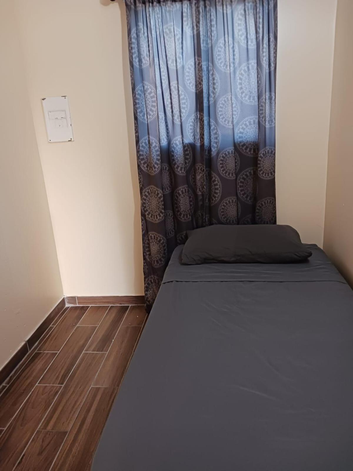 House Downtown Oc Santa Ana Hostel Bagian luar foto